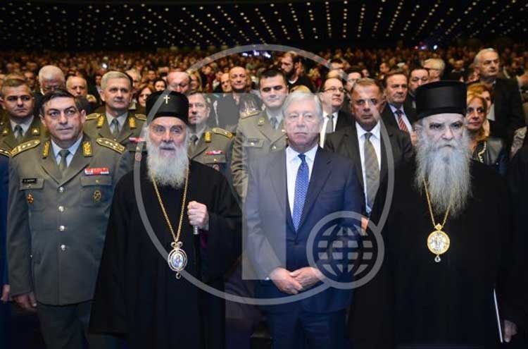Beograd, 18. januara 2016 - Nacelnik Generalstaba VS general Ljubisa Dikovic, patrijarh srpski Irinej, prestolonaslednik Aleksandar Karadjordjevic i mitropolit crnogorsko-primorski Amfilohije (L-D) tokom intoniranja himne na svecanoj akademiji "100 godina od mojkovacke bitke" u Sava centru u Beogradu. FOTO TANJUG / RADE PRELIC / tj